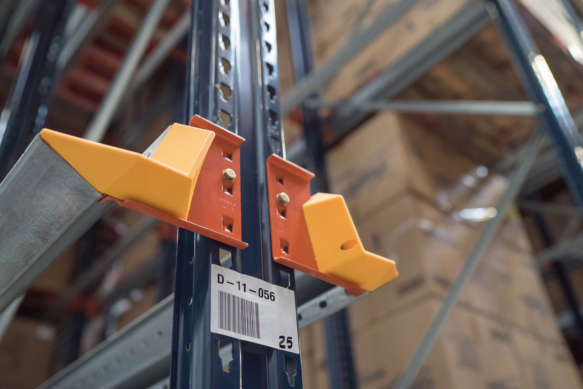 Dans les racks à accumulation équipés de rails de type GP, les centreurs de palettes servent à aligner l’unité de charge à l’entrée de l’allée