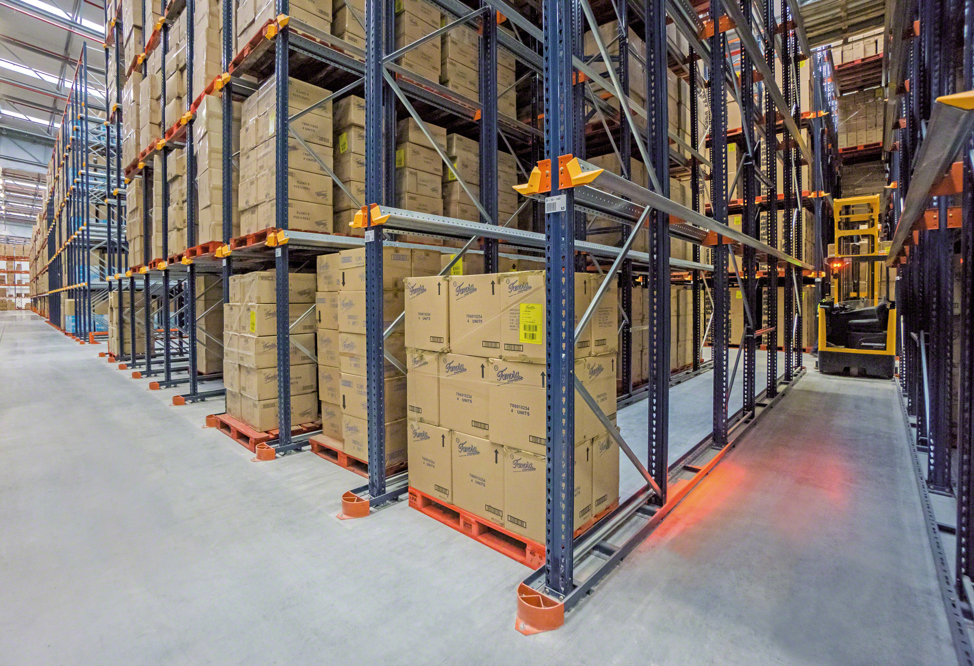 Les rails de guidage inférieurs facilitent le déplacement des chariots élévateurs à l’intérieur des racks accumulation