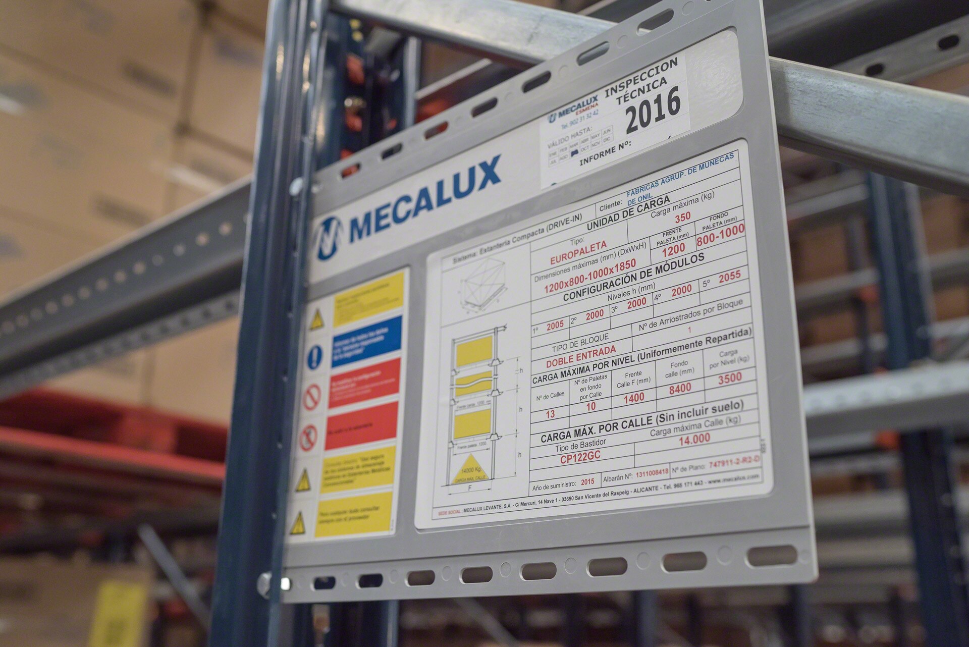 Les plaques signalétiques, disposées dans des zones visibles du palettier accumulation, précisent les caractéristiques techniques du rayonnage