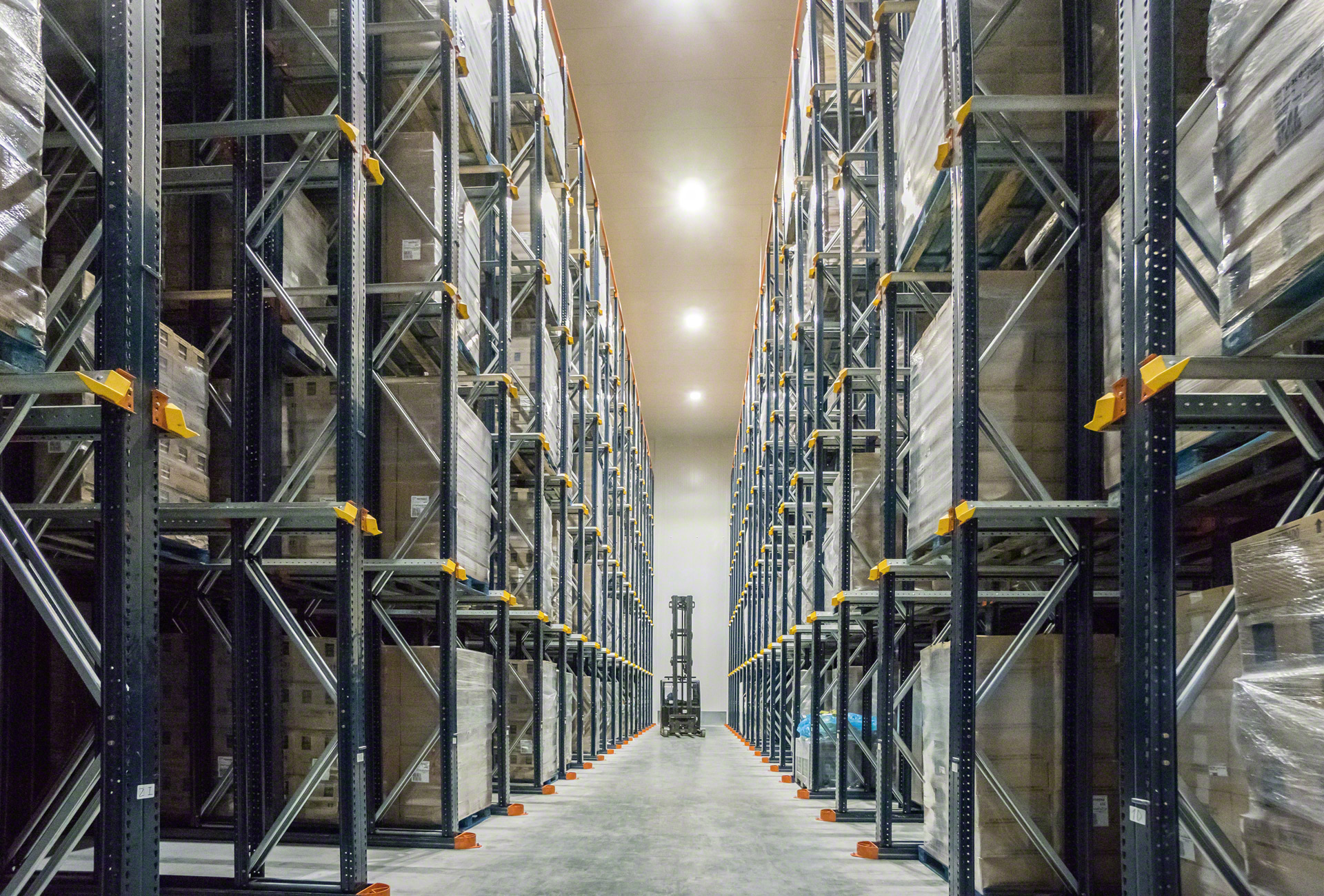 Le rayonnage par accumulation réduit la surface de stockage nécessaire, un facteur clé dans les entrepôts frigorifiques