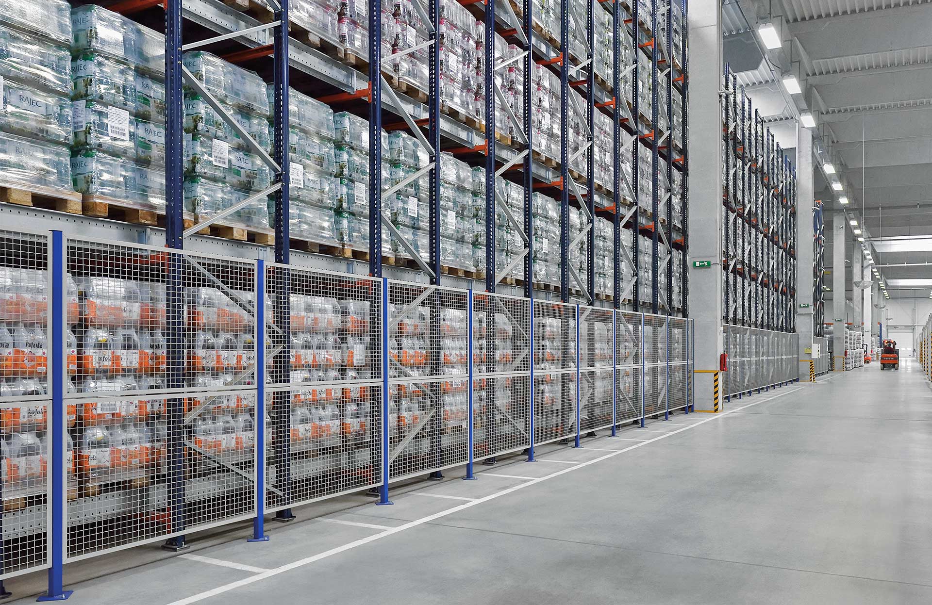 Les cloisons de sécurité périmétriques sont installées sur les parties latérales des racks