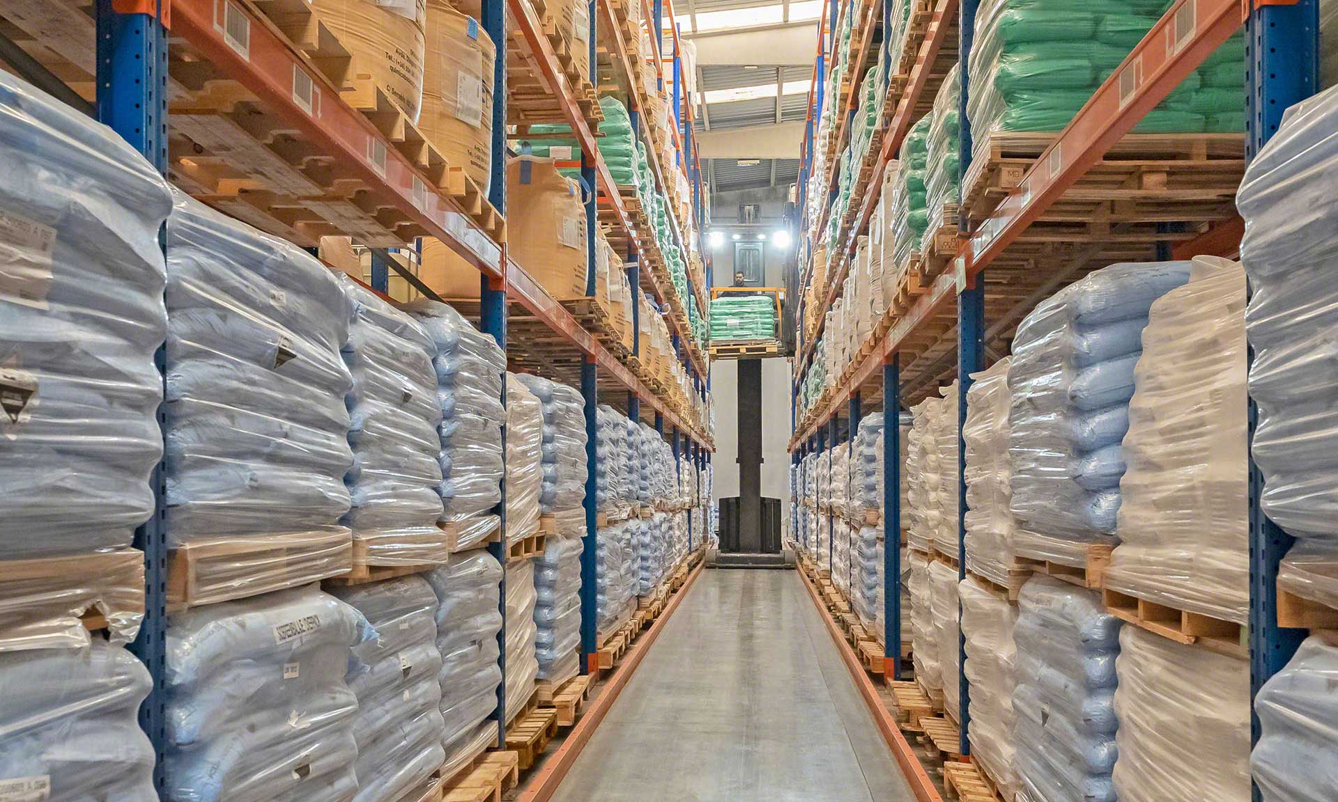Global-TALKE : un entrepôt sectorisé de plus de 1 000 références de produits chimiques Global-TALKE : un entrepôt sectorisé de plus de 1 000 références de produits chimiques