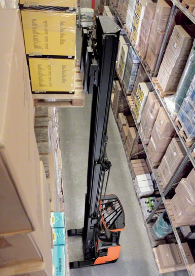 Les chariots à mât rétractables sont les plus utilisés à l'intérieur des entrepôts (image cédée par Toyota)