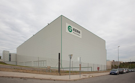 Le laboratoire pharmaceutique Kern Pharma construit un entrepôt autoportant qui combine des transstockeurs pour caisses et palettes