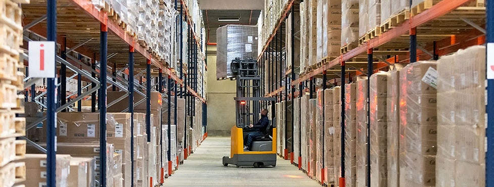 Rayonnage à palettes dans l'entrepôt de Dometrans, opérateur logistique (France) Rayonnage à palettes dans l'entrepôt de Dometrans, opérateur logistique (France)