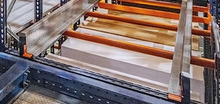 Les rails permettent à la navette 4-Way de se déplacer le long des allées et des canaux