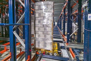 Le 4-Way Pallet Shuttle atteint l’emplacement attribué pour y déposer la palette