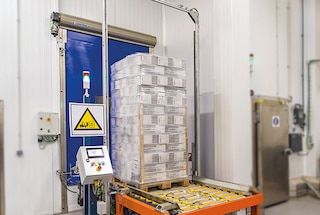 La palette atteint le bloc de rayonnage via le circuit de convoyeurs