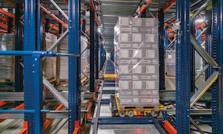 La navette 4-Way s’insère dans les canaux de stockage avec un maximum de stabilité