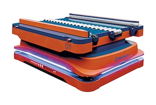 L’AMR 1500 avec convoyeur a été développé pour le transport interne de palettes