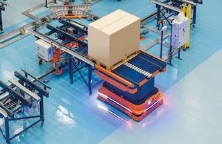 Los AMR para palets de Mecalux pueden transportar cargas de hasta 1.500 kg
