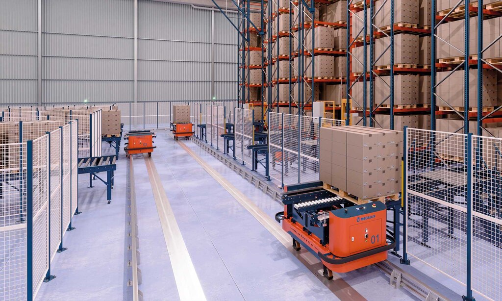 Les convoyeurs au sol de Mecalux se déplacent le long d’un rail électrifié ancré au sol