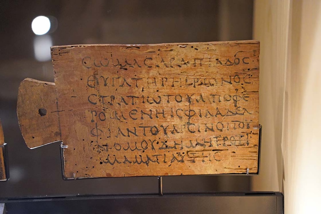 Étiquette de momie de l'an 100-199, Département des Antiquités égyptiennes du musée du Louvre. Photo : TimeTravelRome, sous licence CC BY 2.0
