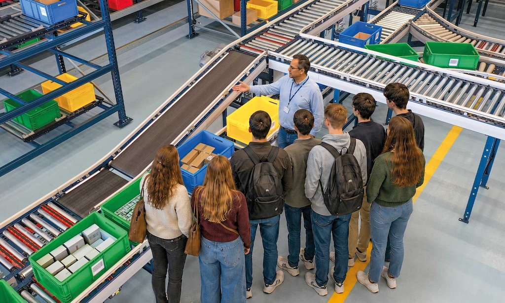 Dans une learning factory, les étudiants doivent relever des défis dans un milieu industriel simulé