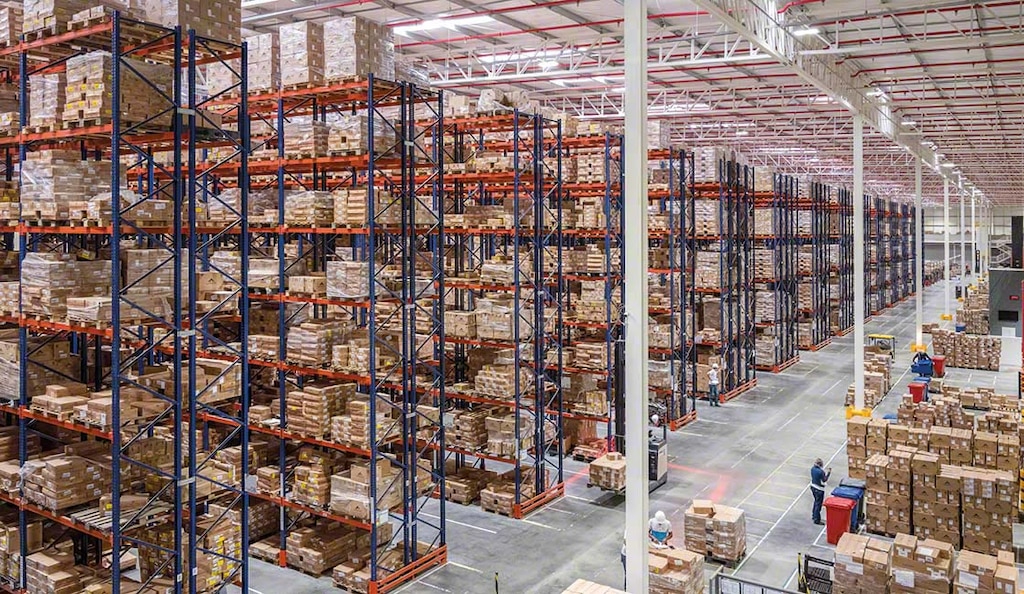 Les rayonnages optimisent la hauteur de stockage