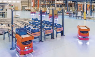 Les AMR, ou robots mobiles autonomes, sont des engins capables de se déplacer dans l’entrepôt sans surveillance