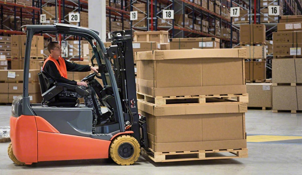 Chariot élévateur pour entrepôt