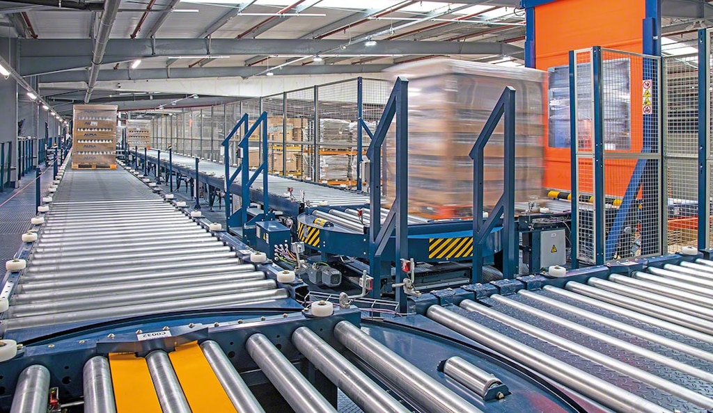 ALPLA a dynamisé le transport des marchandises de la production à l’entrepôt grâce à un circuit de convoyage