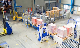 Les chariots élévateurs automatisés dynamisent le transport interne des marchandises dans l’entrepôt