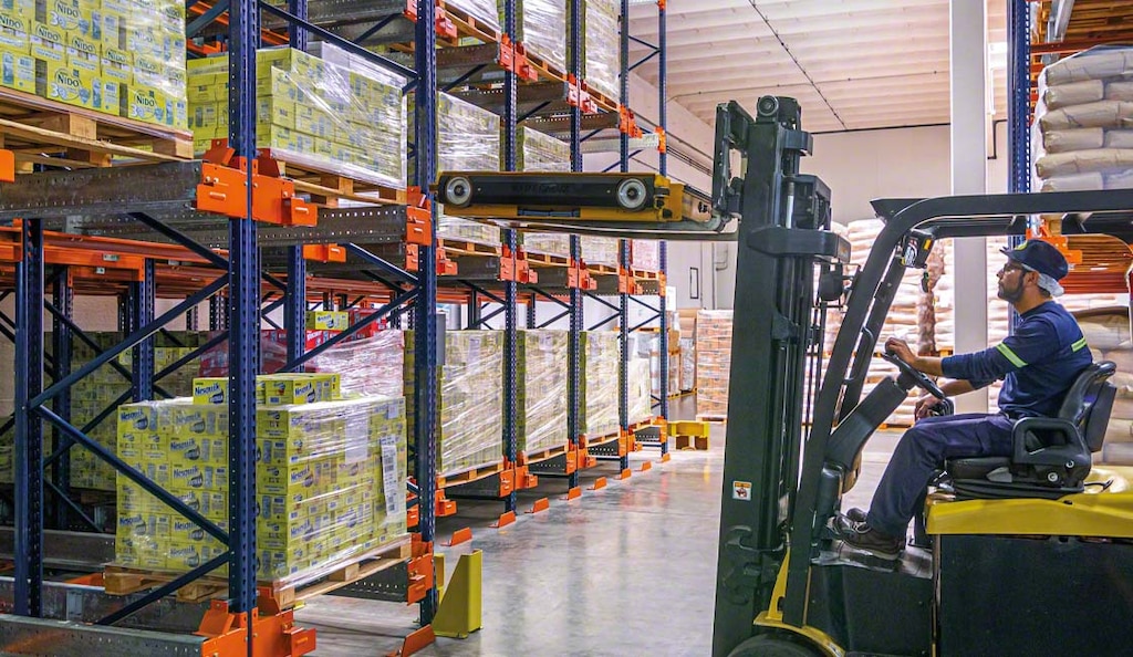 Nestlé stocke les denrées périssables de son usine de Villa Nueva à l’aide du système Pallet Shuttle semi-automatique