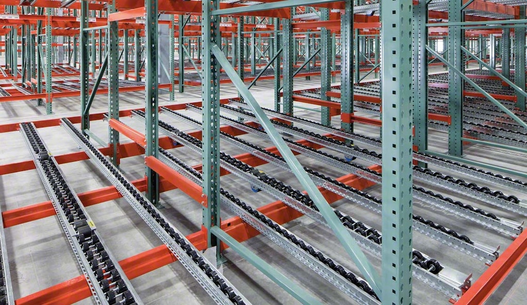 Pet Supermarket stocke ses denrées périssables sur des rack dynamiques