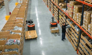 Pour choisir entre un transpalette manuel et un transpalette électrique, il est important de tenir compte des caractéristiques spécifiques des produits et de l’entrepôt