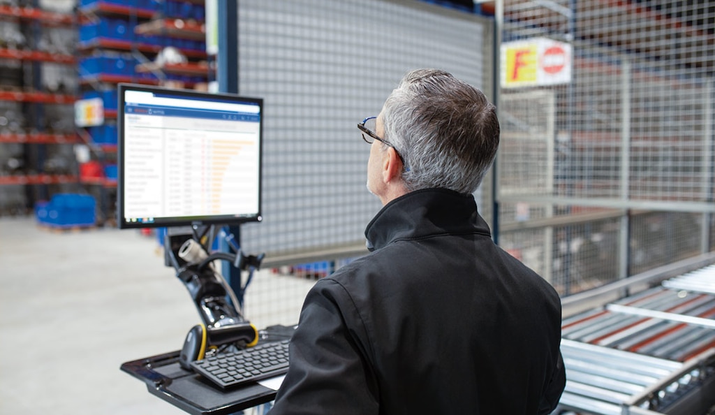 Un WMS comprend des fonctionnalités de base pour la réception, la mise en stock et l’expédition