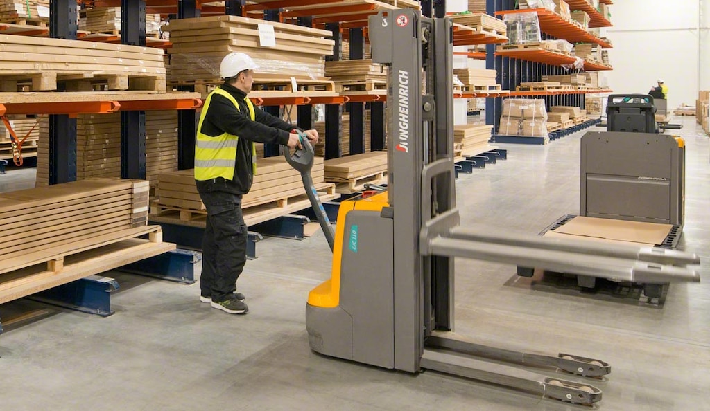 Gerbeur de manutention pour entrepôt