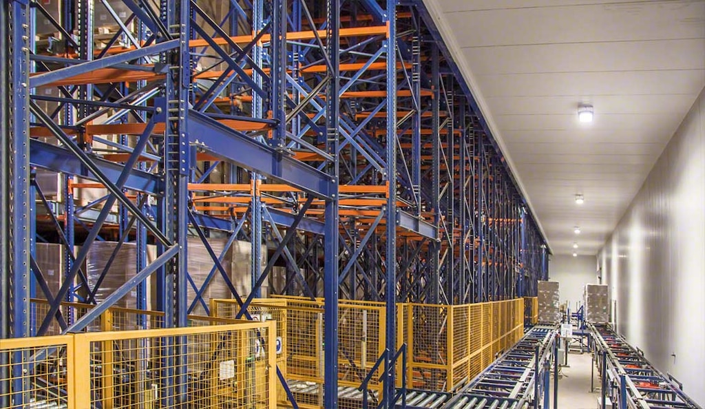 La logistique alimentaire de Bem Brasil comprend une chambre de congélation robotisée