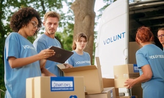 La logistique humanitaire coordonne le stockage, le transport et la livraison des aides