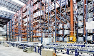 La manutention est un système ou une combinaison de méthodes destinées à transporter des marchandises d’un endroit à un autre