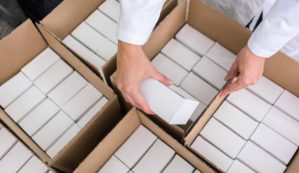 Avec la mise en carton manuelle, les opérateurs déposent les produits dans les cartons