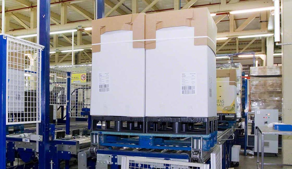 Le placement de deux demi-palettes sur une palette plus grande facilite leur manutention et optimise l’espace dans l’entrepôt