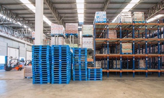 Les palettes réutilisables peuvent servir à transporter et à stabiliser des marchandises à plusieurs reprises