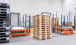 Le recyclage de palettes réduit l’impact environnemental des entreprises et leur empreinte carbone