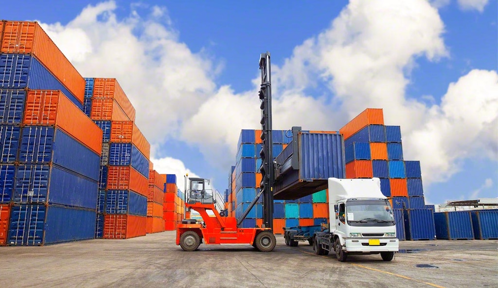 Les tracteurs de shunting déplacent les remorques rapidement et efficacement au sein d’un site logistique