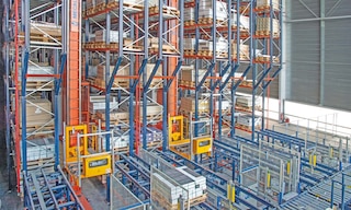 Le stockage des matériaux permet aux entreprises de disposer des marchandises nécessaires aux processus de production
