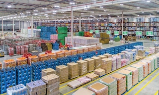 Les stratégies de distribution sont des méthodes utilisées pour livrer des produits aux clients