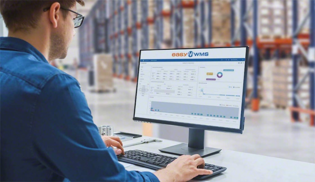 Un logiciel de gestion d’entrepôt assure la mise à jour des stocks en temps réel