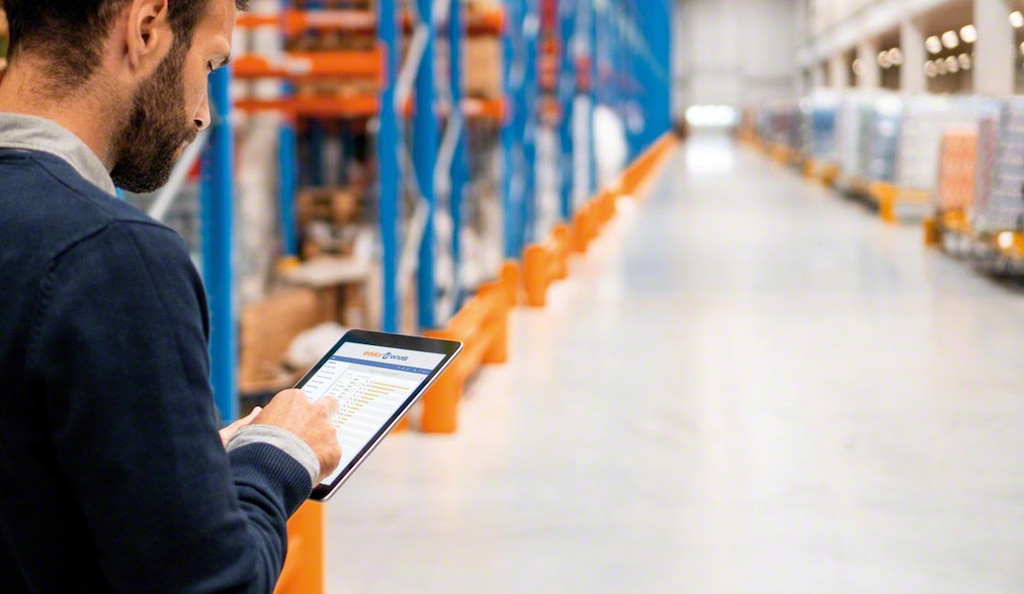 Les opérateurs utilisent des systèmes de gestion des stocks pour assurer le contrôle des marchandises stockées