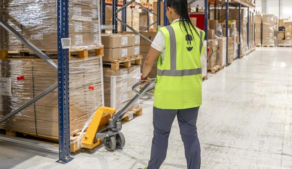 Transpalette de manutention pour entrepôt