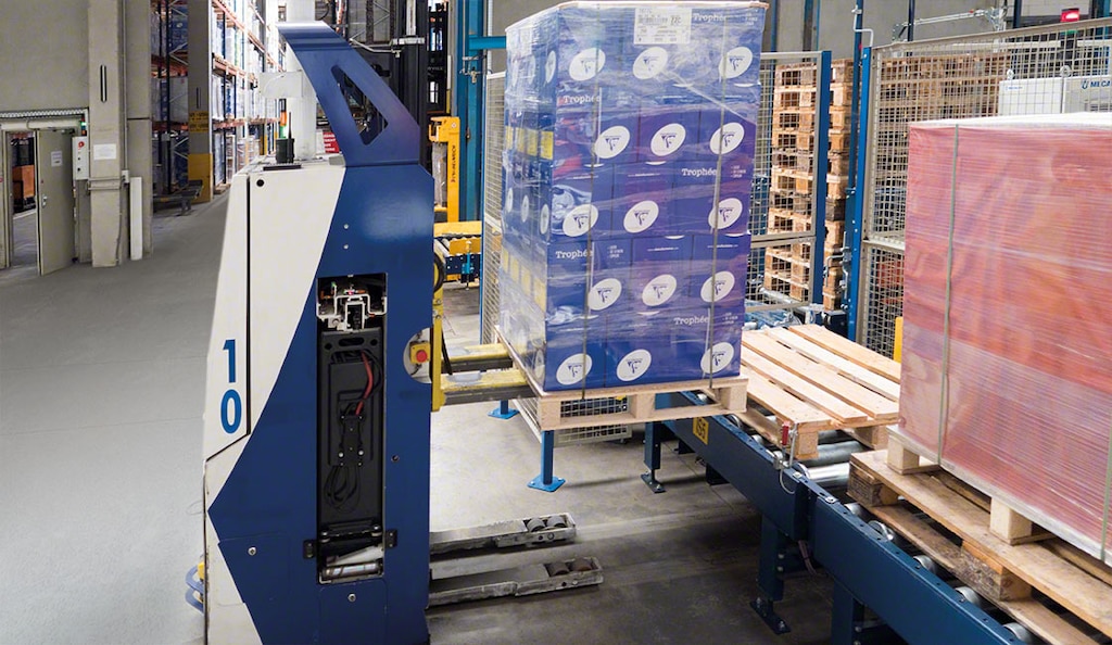 Les AMR et les AGV sont des robots d’entrepôt qui accélèrent le transport de produits