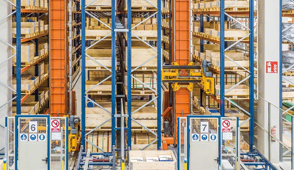 Les transstockeurs sont des robots d'entrepôt qui optimisent le stockage des marchandises