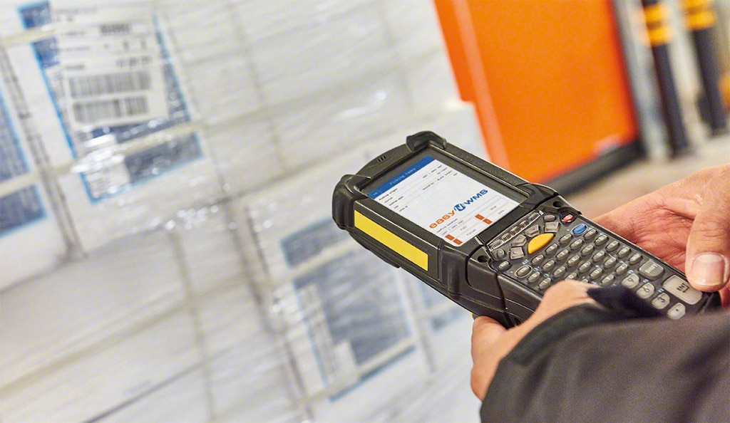 Les étiquettes RFID assurent le suivi des stocks dans un warehouse tracking system