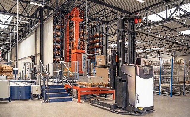 Les AGV connectent l'entrepôt à la production de Blechwarenfabrik