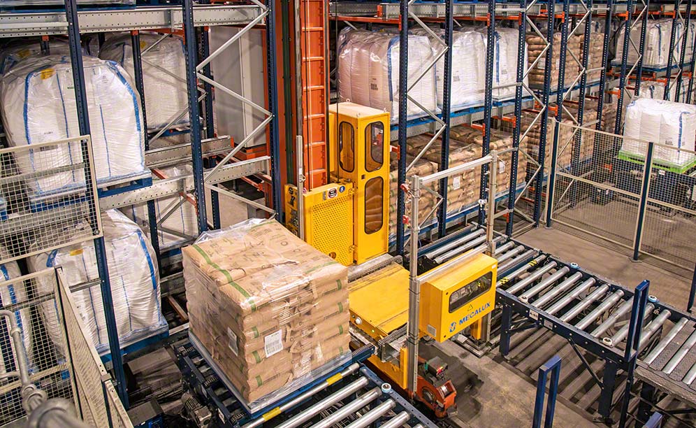 Le transstockeur déplace les palettes dans les allées de stockage