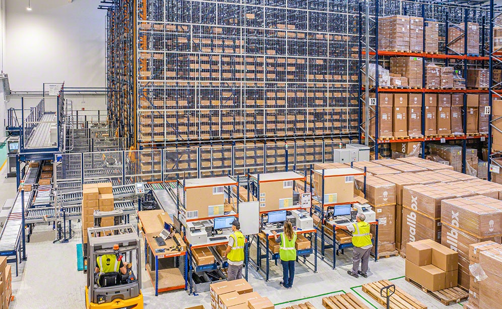 Entrepôt de composants de Wallbox avec rayonnages à palettes de Mecalux Entrepôt de composants de Wallbox avec rayonnages à palettes de Mecalux