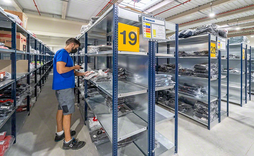 Gestion et Préparation des expéditions dirige l'emballage des commandes Gestion et Préparation des expéditions dirige l'emballage des commandes