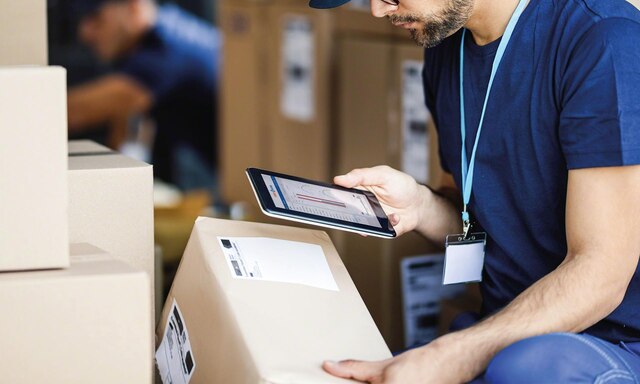 Les opérateurs d'IRIS préparent les commandes avec des terminaux RF Les opérateurs d'IRIS préparent les commandes avec des terminaux RF
