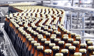 Slaur Sardet : un entrepôt automatisé doté de 8 transtockeurs pour gérer 160 millions de bouteilles par an